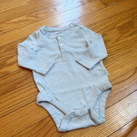 Baby gap size 3 to 6 months, long sleeve gray onesie/122 - Picture 1 of 4